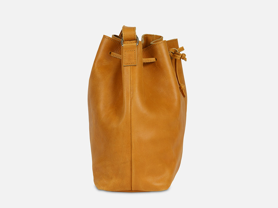Bucket Bag aus Leder // Camel