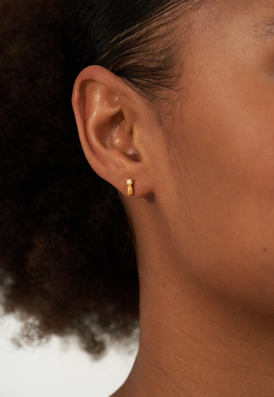 Drop-shaped Stud Earrings with Freshwater Pearl // Gold
