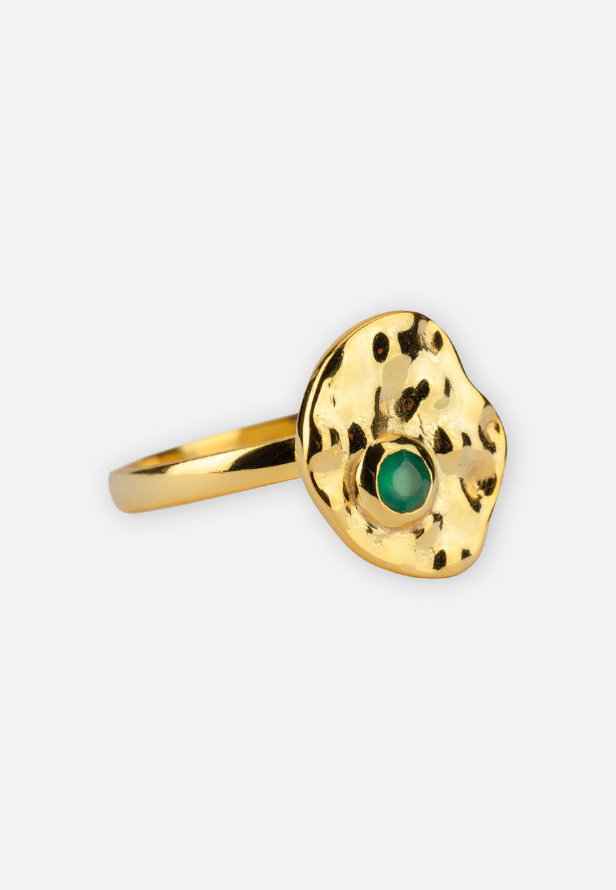 Gehämmerter Ring mit grünem Onyx // Gold-Grün