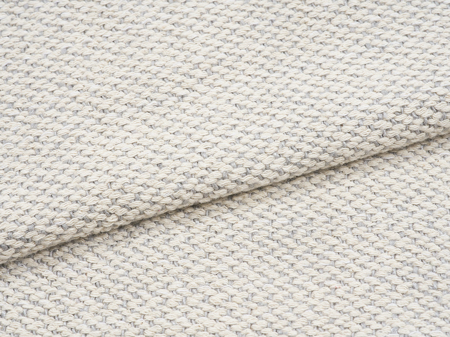 Decke aus Baumwolle & Bananenfaser mit Fransen // Hellgrau-Weiß