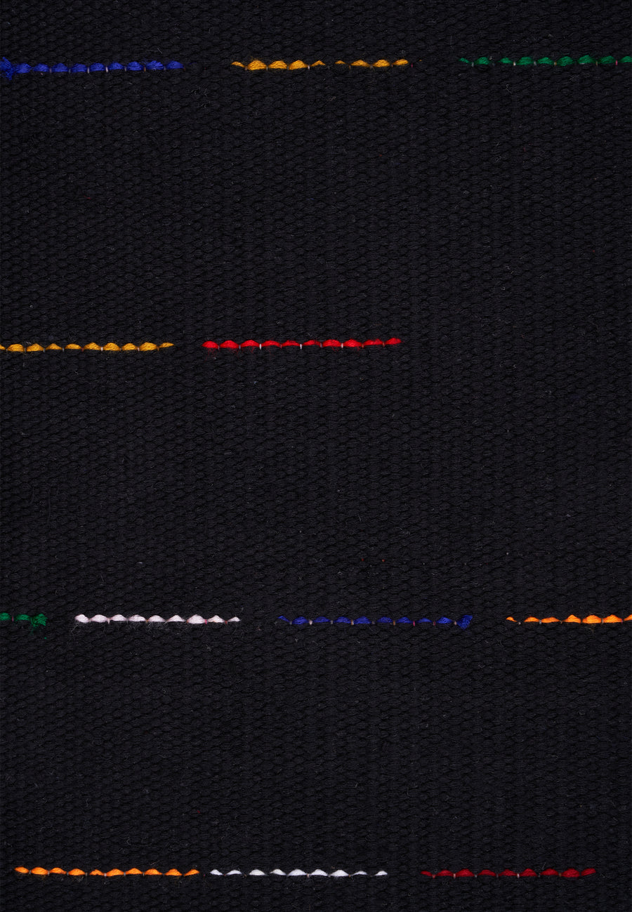Unifarbener Teppich mit gestickten Streifen // Schwarz 
