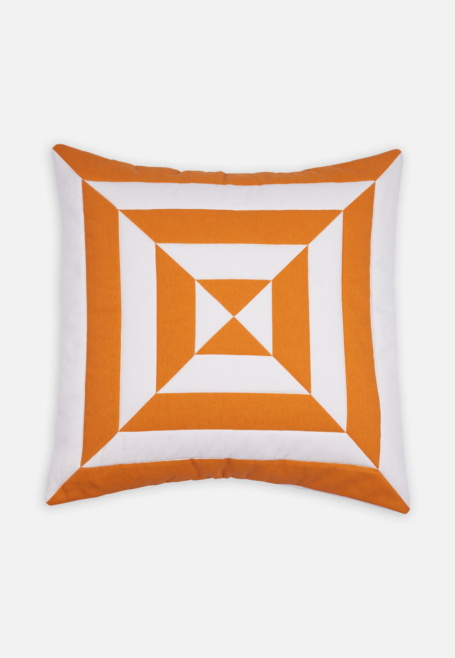 Gestepptes Kissen mit abstraktem Muster // Orange-Weiß