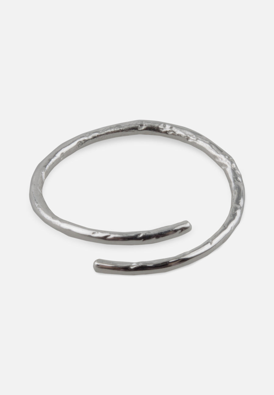 Overlapping ring in silver with organic surface